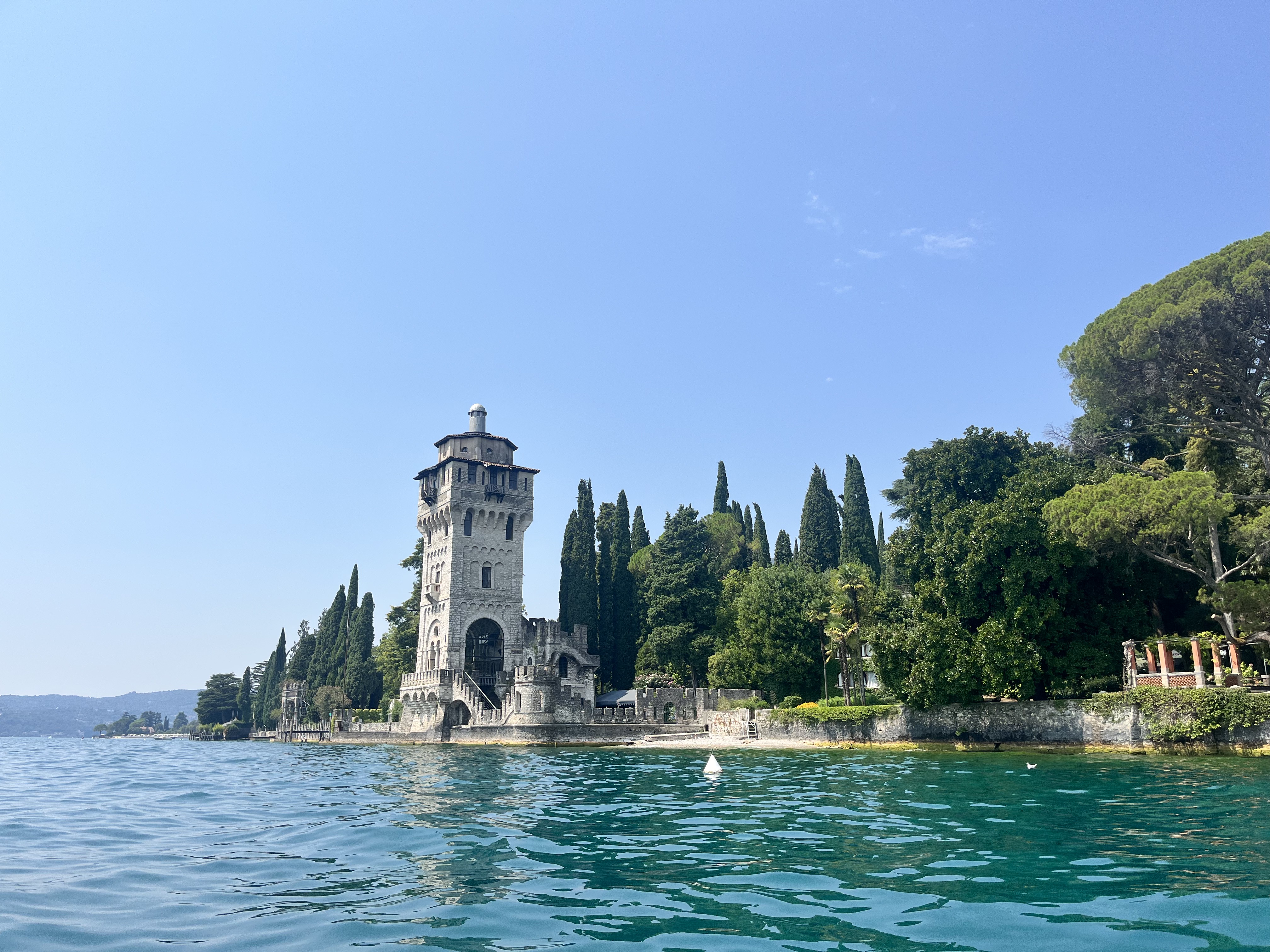 Torre storica tra i giardini sulle rive del Lago di Garda