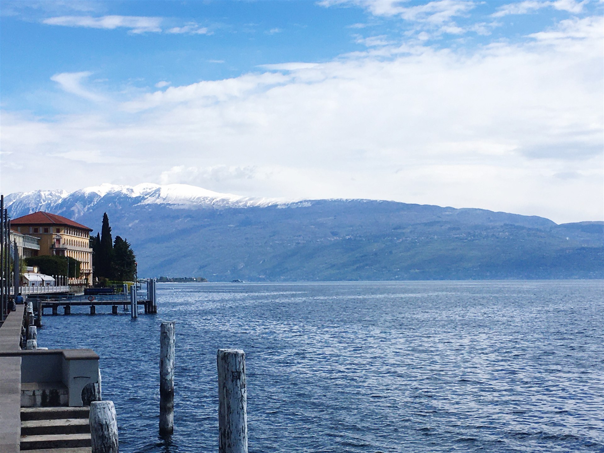 Riva del Lago di Garda con le montagne sullo sfondo