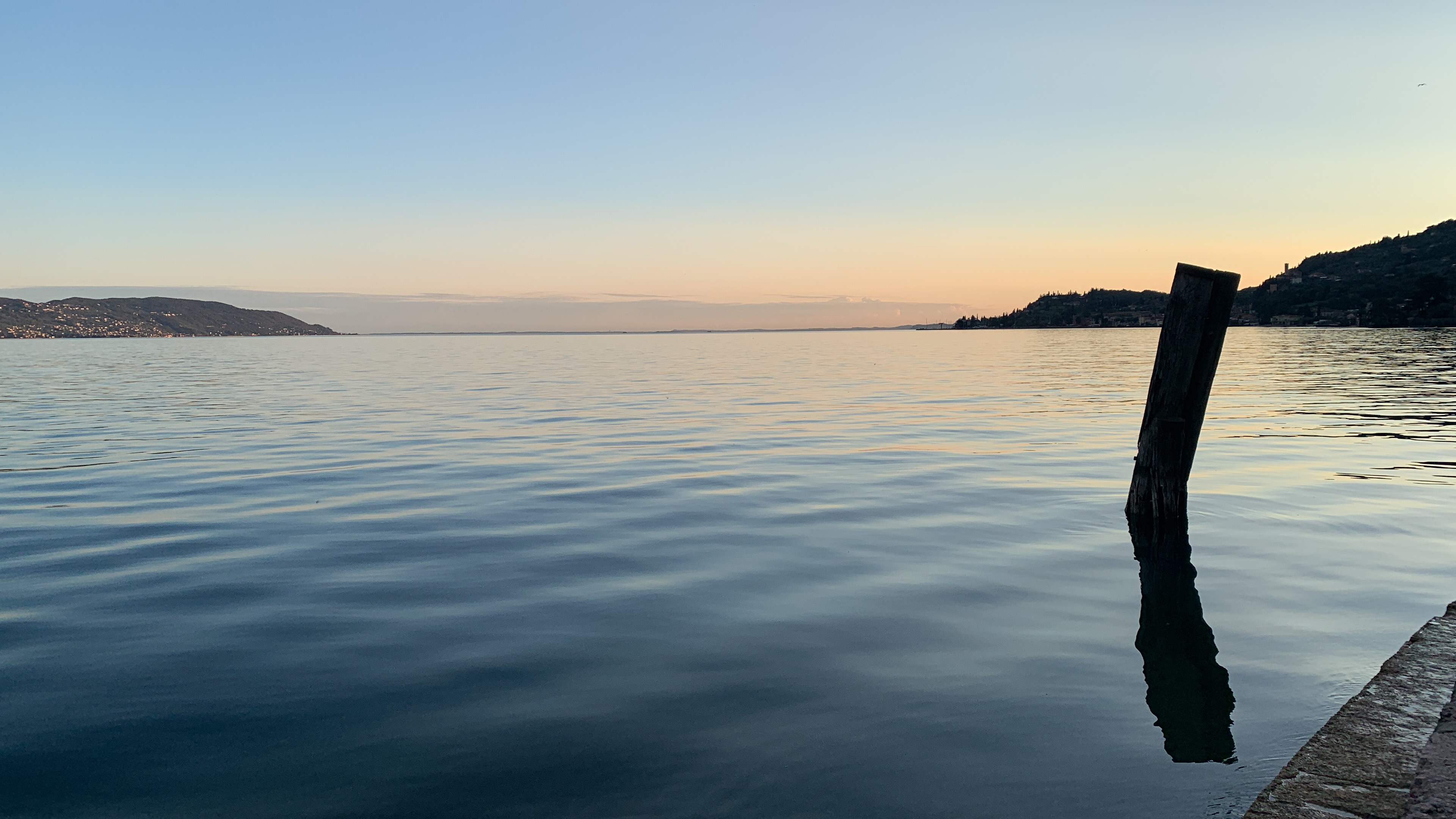 Lago di Garda al tramonto con riflessi sull’acqua