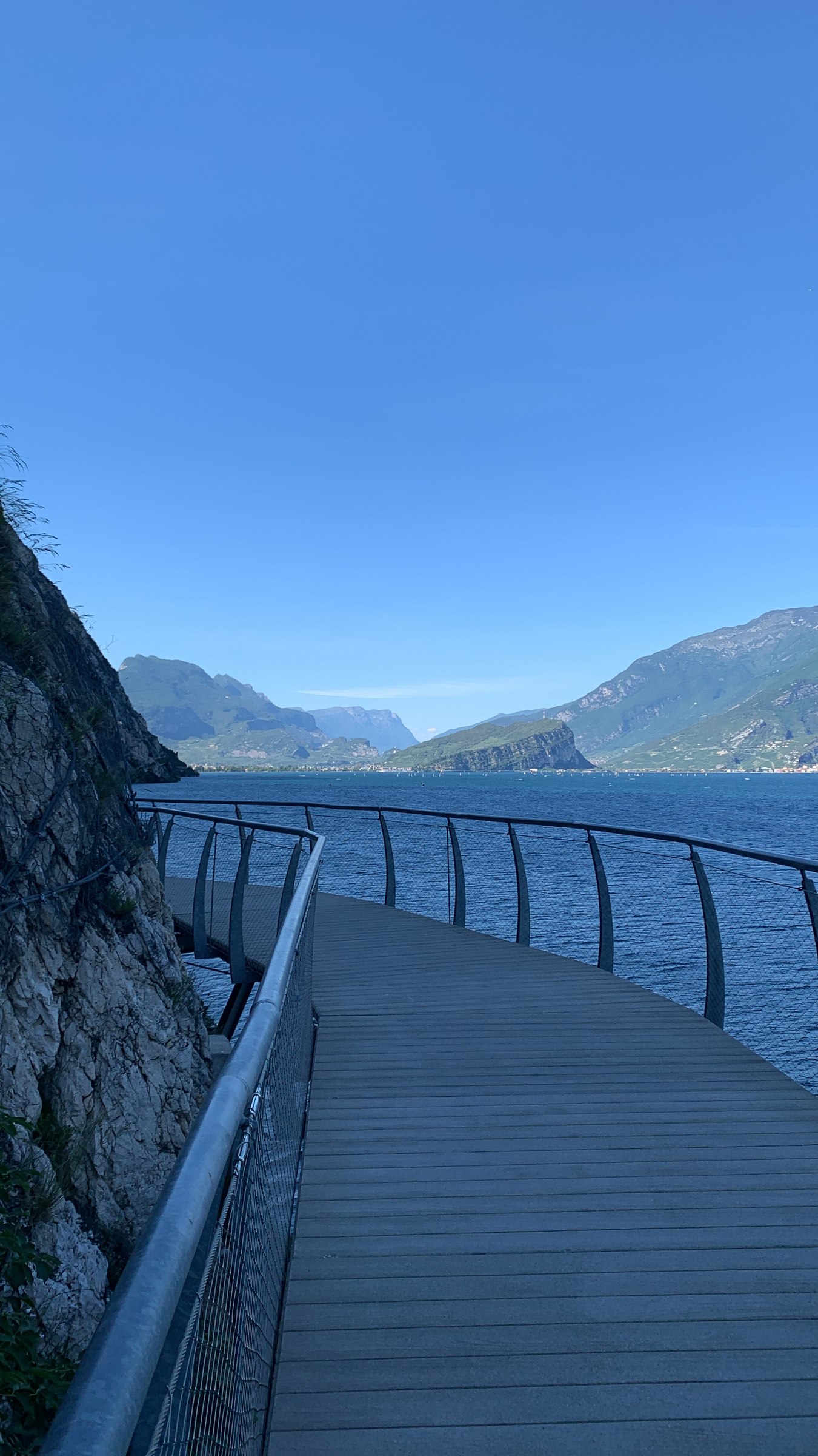 Pista ciclabile sospesa tra la roccia e il Lago di Garda a Limone