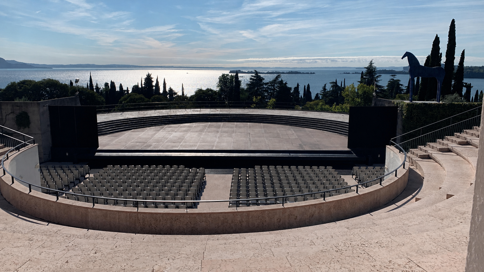 Teatro del Vittoriale degli Italiani con vista sul Lago di Garda